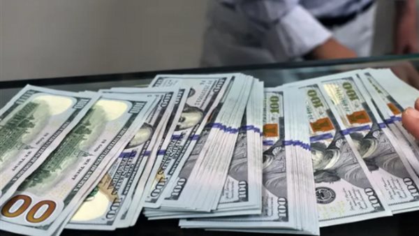 عودة الأخضر للتريند مجددًا: ارتفاع مفاجئ في سعر الدولار مقابل الجنيه المصري بالبنوك منتصف اليوم مع توقعات بمزيد من الزيادة.. هل انفجرت السوق السوداء؟