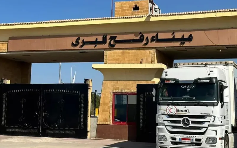 مصر تعلن عن وصول مصابين ومسافرين من غزة إلى شمال سيناء عبر معبر رفح البري
