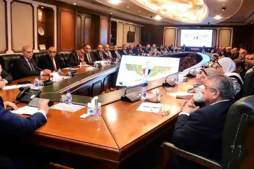 وزير الطيران يجتمع بمديري المطارات لمناقشة التحضيرات لعيد الكريسماس