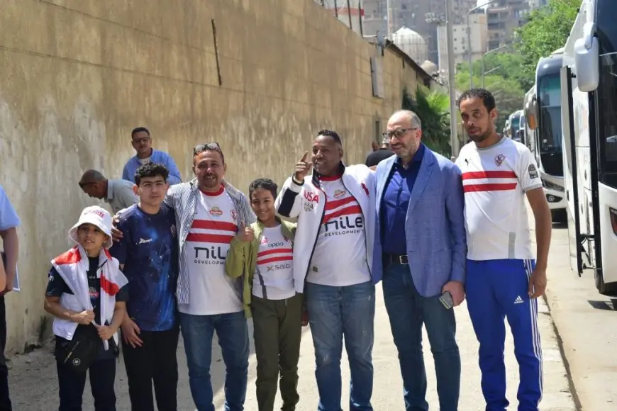 جماهير الزمالك تتجمع في مقر النادي استعداداً للسفر إلى برج العرب