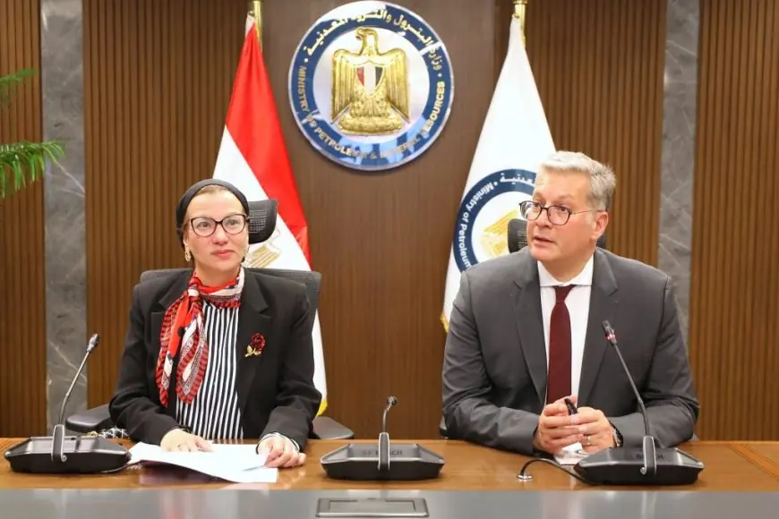 اجتماع وزيري البترول والبيئة لبحث طرق تقليل الانبعاثات الكربونية في مصر