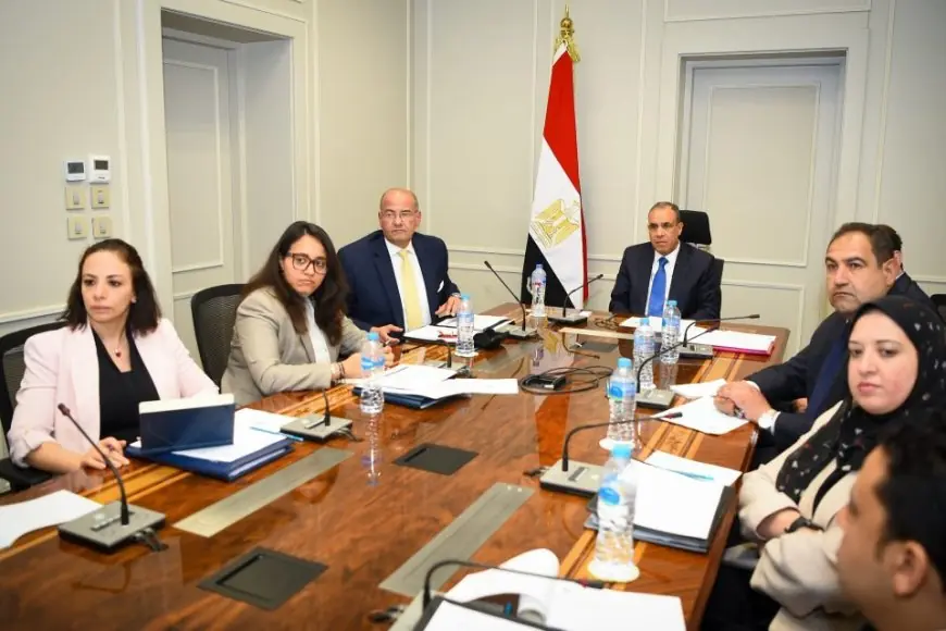 وزير الخارجية والهجرة يجتمع مع مسؤولي قطاع الأمريكتين في الوزارة