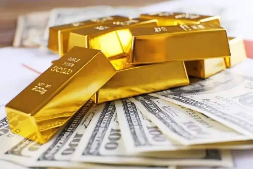 أسعار الذهب والدولار الحالية: استقرار المعدن الثمين وانخفاض العملة الأمريكية