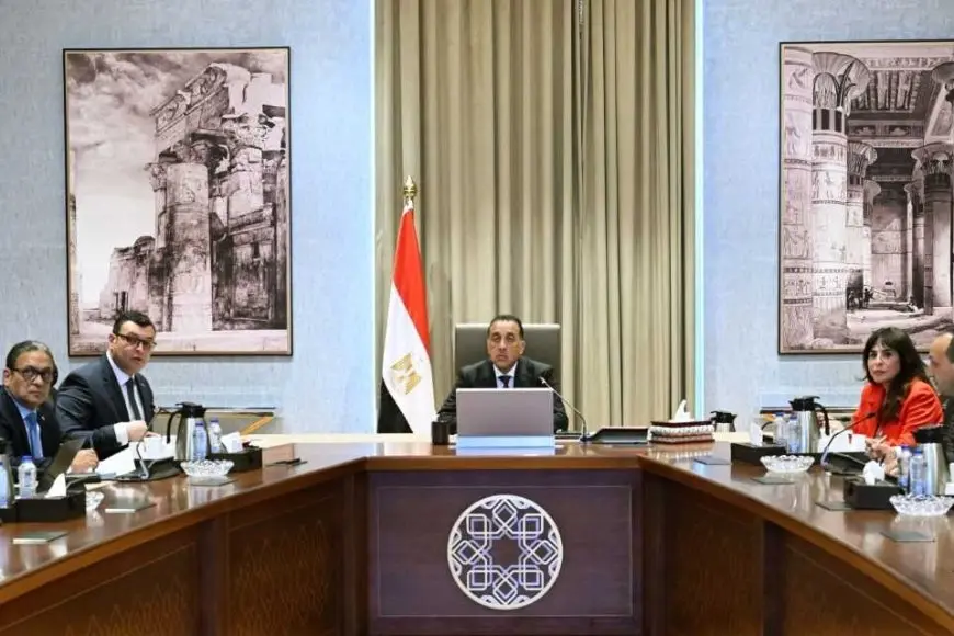 رئيس الوزراء يناقش مع وزير الإسكان مجموعة من قضايا الوزارة