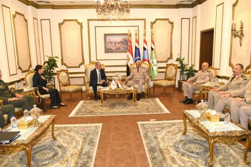وزير الدفاع يناقش مع نظيره القبرصي التطورات الحالية على الساحتين الدولية والإقليمية