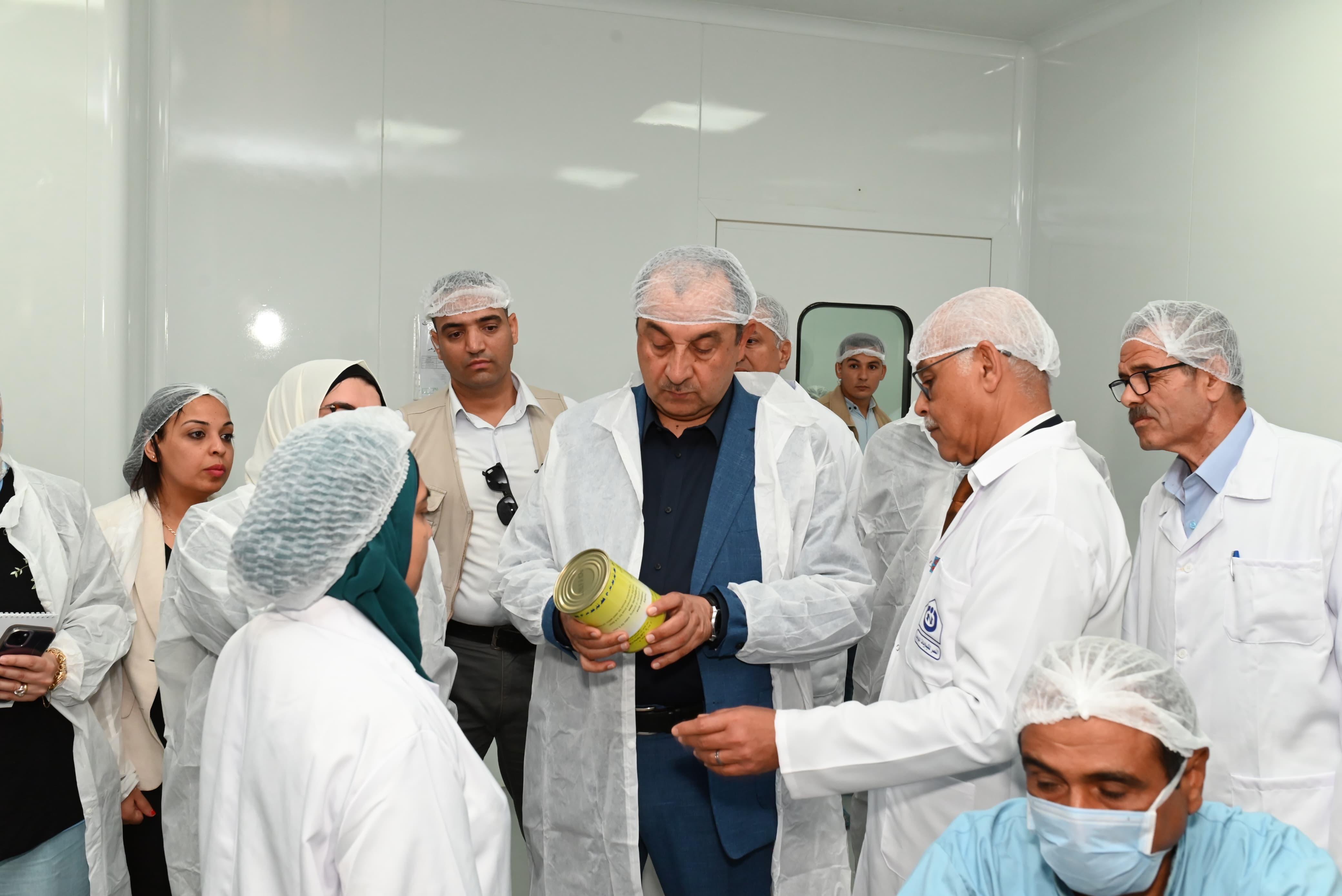 وزير قطاع الاعمال يتفقد المصنع وزير قطاع الاعمال يتفقد المصنع