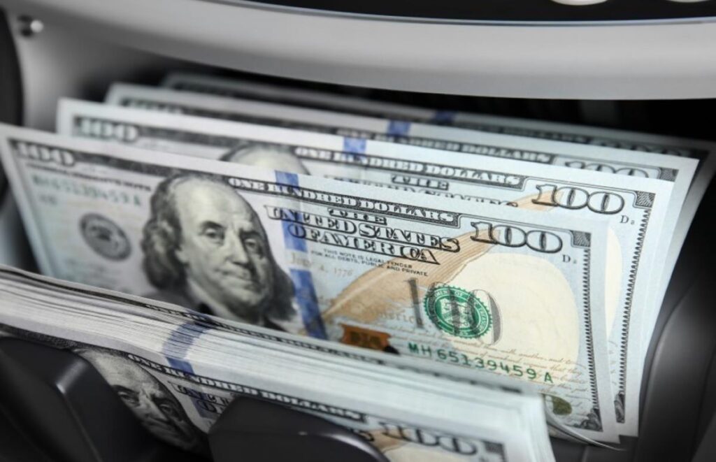 100 دولار بكام مصري سوق سوداء؟