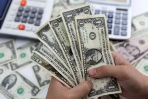 كم سعر 100 دولار اليوم في السوق السوداء؟