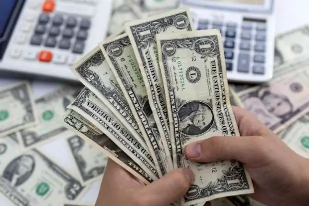 كم سعر 100 دولار اليوم في السوق السوداء؟