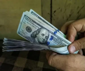 سعر صرف 100 دولار مقابل الدينار العراقي اليوم