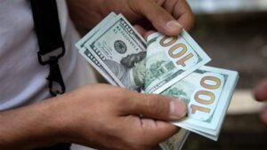 كم سعر 100 دولار اليوم في السوق السوداء؟
