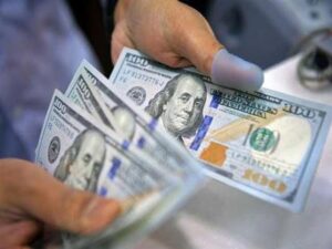 كم سعر 100 دولار اليوم في السوق السوداء؟