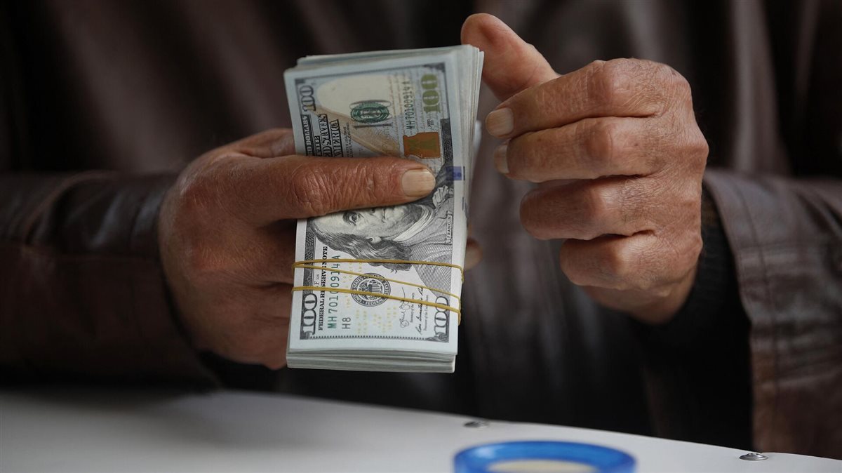 سعر الدولار في السوق السوداء اليوم