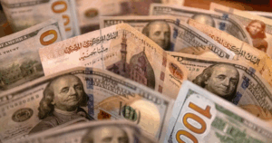 سعر 100 دولار اليوم في السوق السوداء
