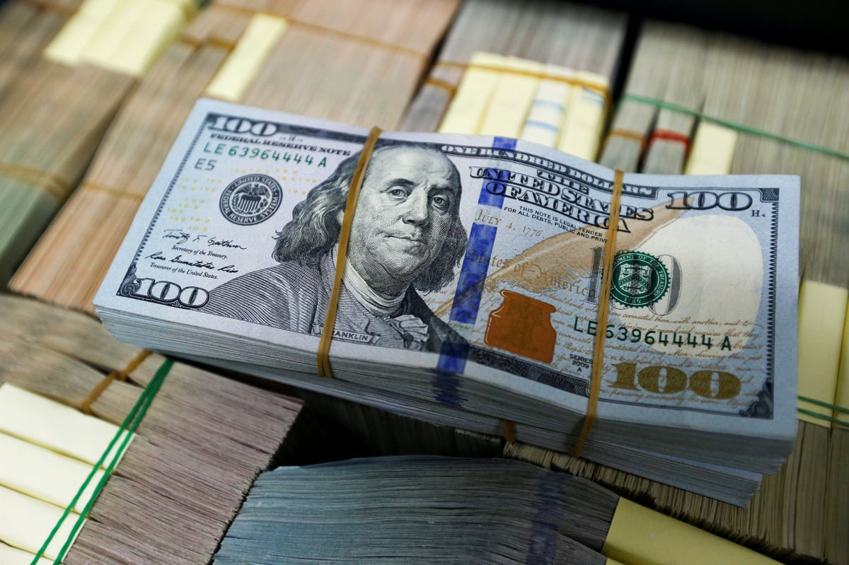 كم سعر 100 دولار اليوم في السوق السوداء؟