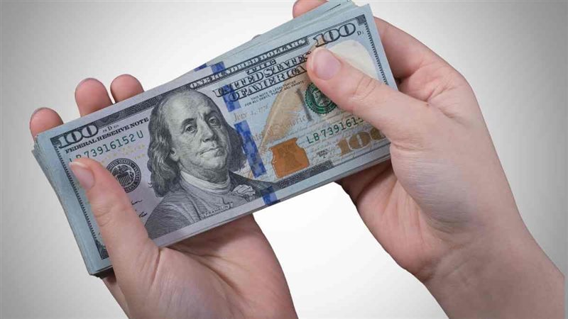 كم سعر 100 دولار اليوم في السوق السوداء؟