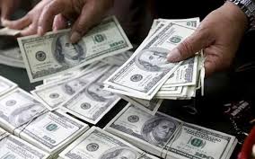 كم سعر 100 دولار اليوم في السوق السوداء؟