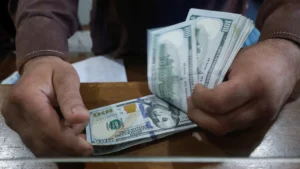 كم سعر 100 دولار اليوم في السوق السوداء؟