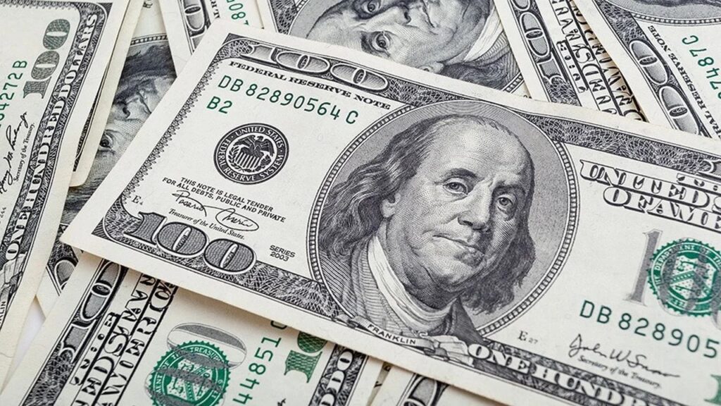 كم سعر 100 دولار اليوم في السوق السوداء؟