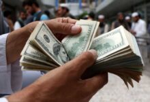 كم سعر 100 دولار اليوم في السوق السوداء؟