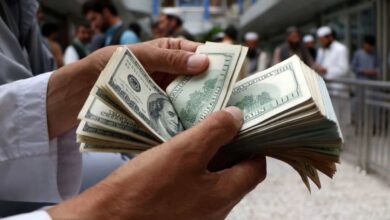 كم سعر 100 دولار اليوم في السوق السوداء؟