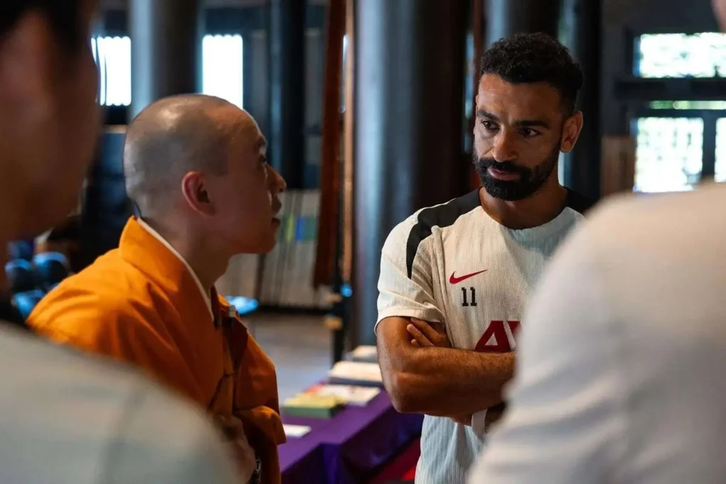 محمد صلاح في معبد بوذي