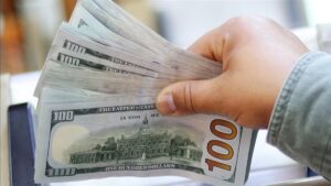 100 دولار بكام مصري سوق سوداء؟