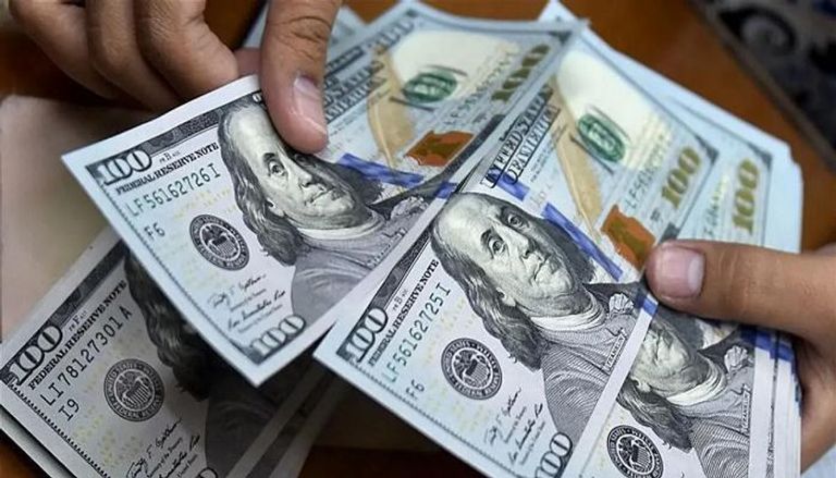 100 دولار تعمل كم مصري في السوق السوداء؟
