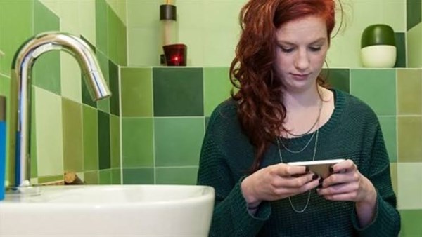 احترس من استخدام الهاتف في الحمام فقد يؤدي إلى هذا المرض